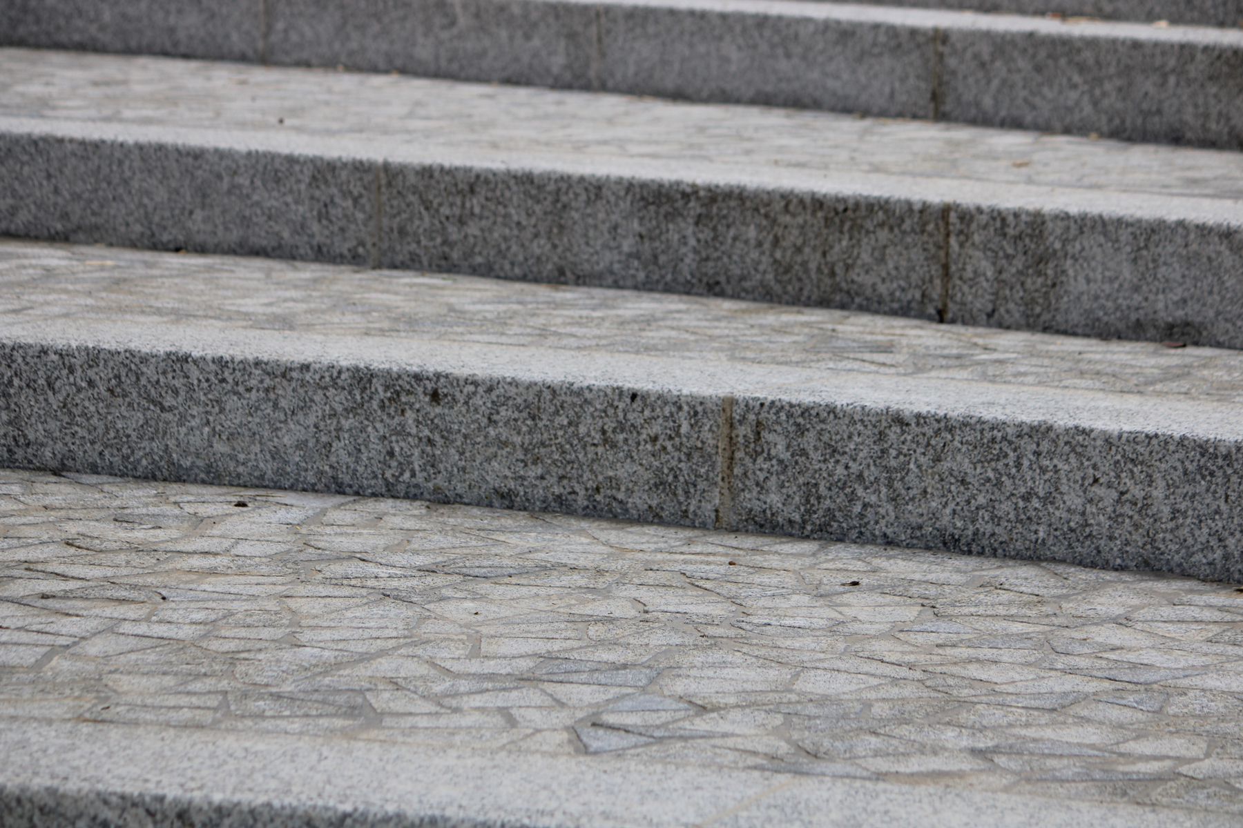 Détail des marches en granit donnant accès au parvis de la Tour des Conti