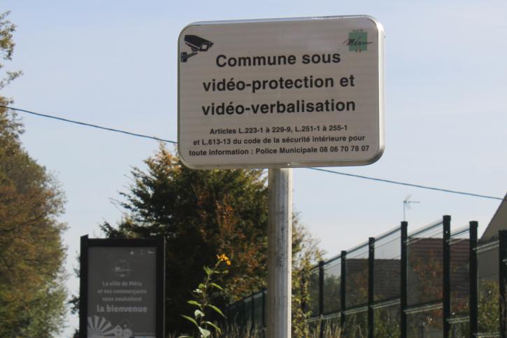 Un panneau de signalisation " Commune sous videoprotection et vidéoverbalisation"