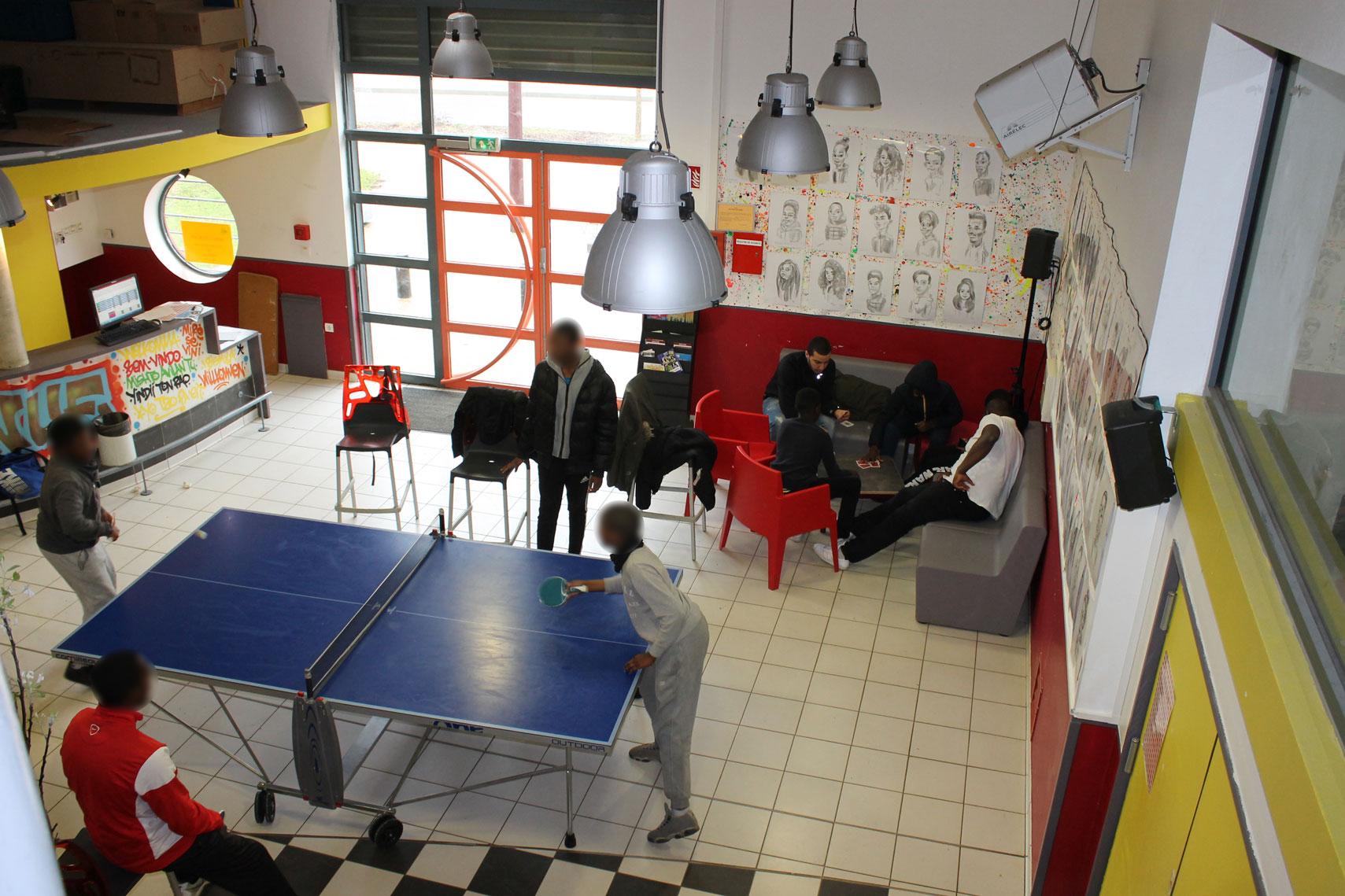 Le hall de l'atelier où les jeunes joue au ping-pong, discutent, etc.
