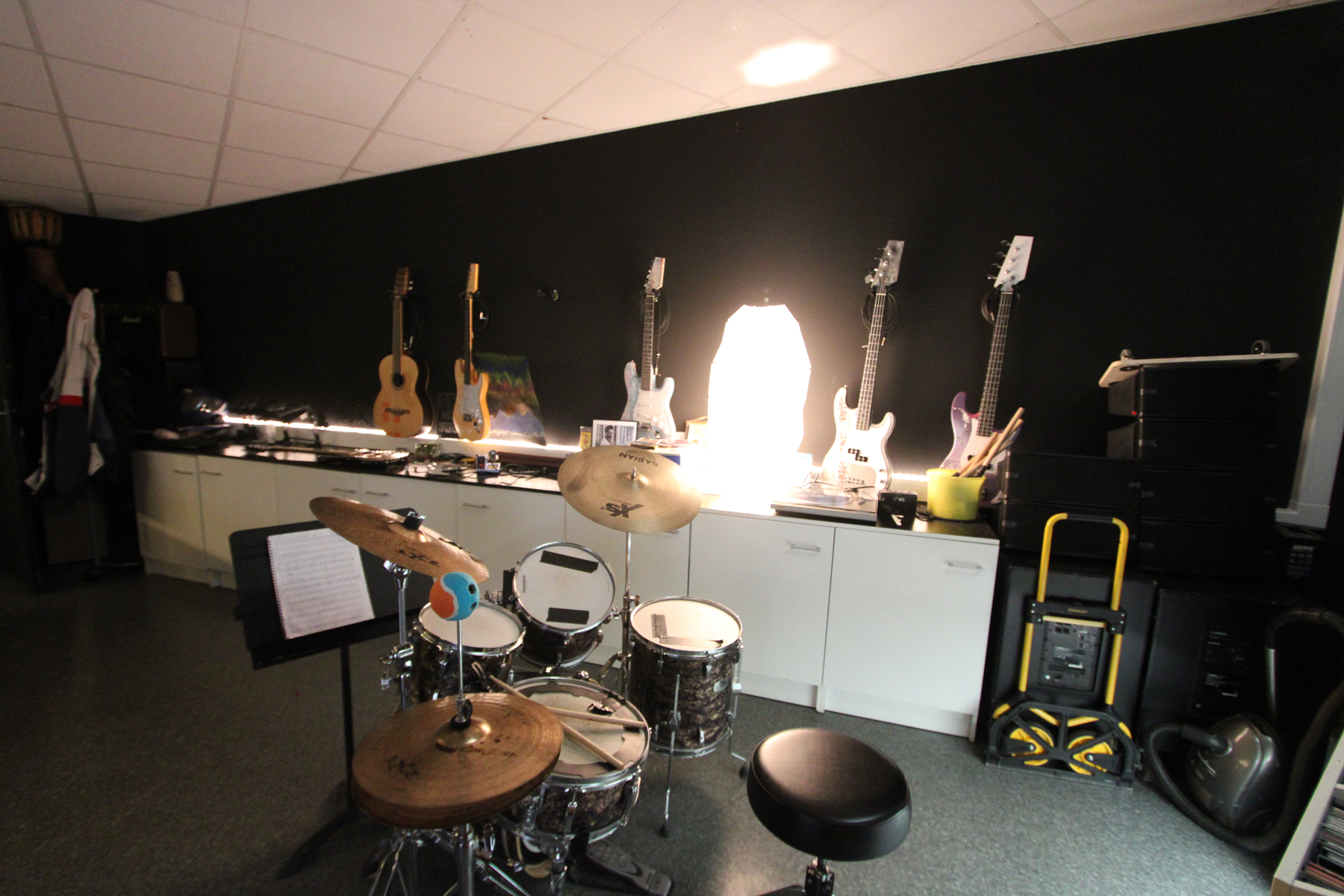 Photo du studio musique avec vue sur les instruments de musique